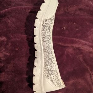 Skechers Shoes - 💌Skechers White Lace Slip On💌 Skechers Shoes - 💌Skechers White Lace Slip On💌